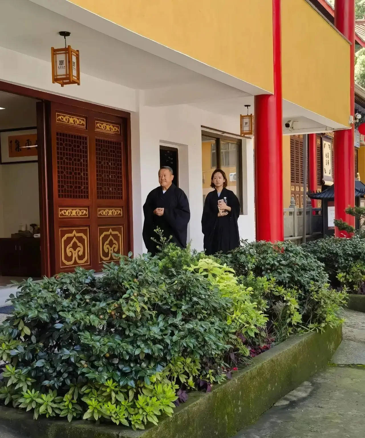 又是紅粉知己？72歲曾志偉「低調現身寺廟」被巧遇　身旁驚見「清秀高挑女陪伴」急遮鏡頭