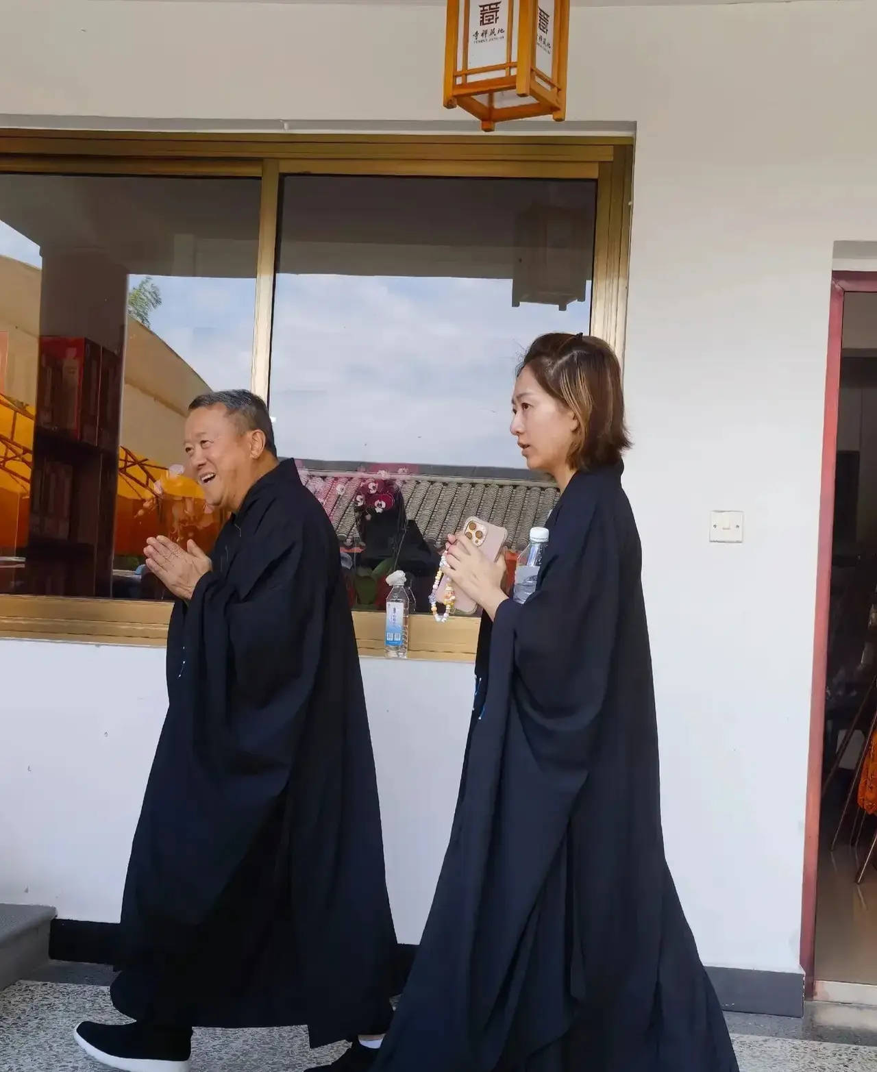 又是紅粉知己？72歲曾志偉「低調現身寺廟」被巧遇　身旁驚見「清秀高挑女陪伴」急遮鏡頭