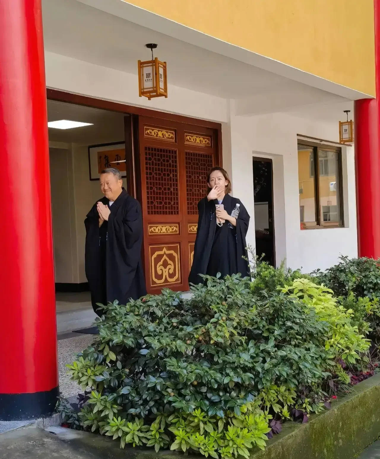 又是紅粉知己？72歲曾志偉「低調現身寺廟」被巧遇　身旁驚見「清秀高挑女陪伴」急遮鏡頭