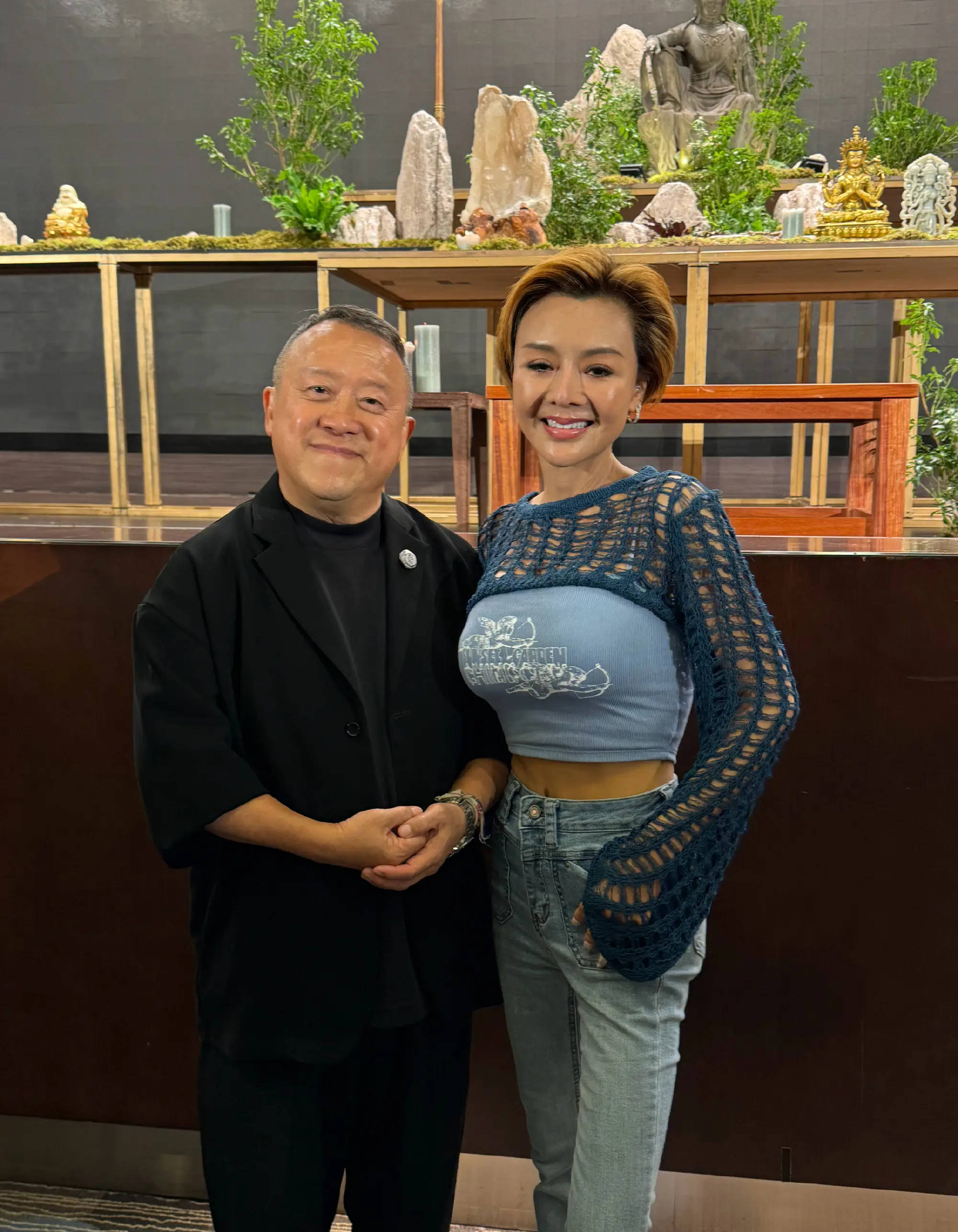 又是紅粉知己？72歲曾志偉「低調現身寺廟」被巧遇　身旁驚見「清秀高挑女陪伴」急遮鏡頭