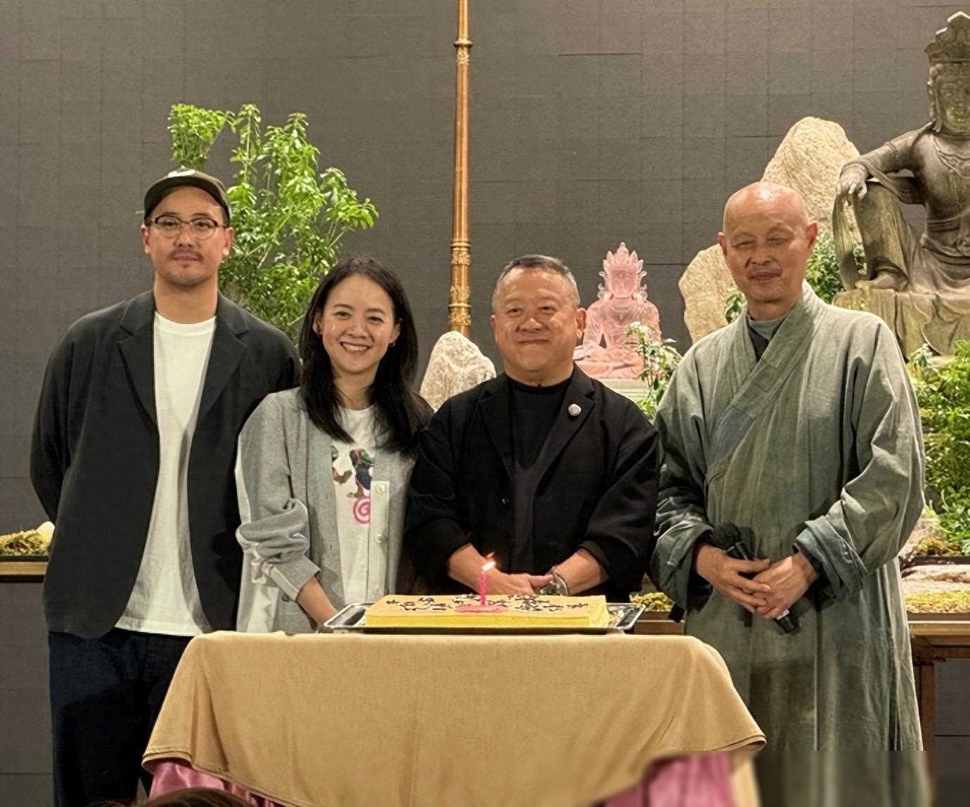 又是紅粉知己？72歲曾志偉「低調現身寺廟」被巧遇　身旁驚見「清秀高挑女陪伴」急遮鏡頭