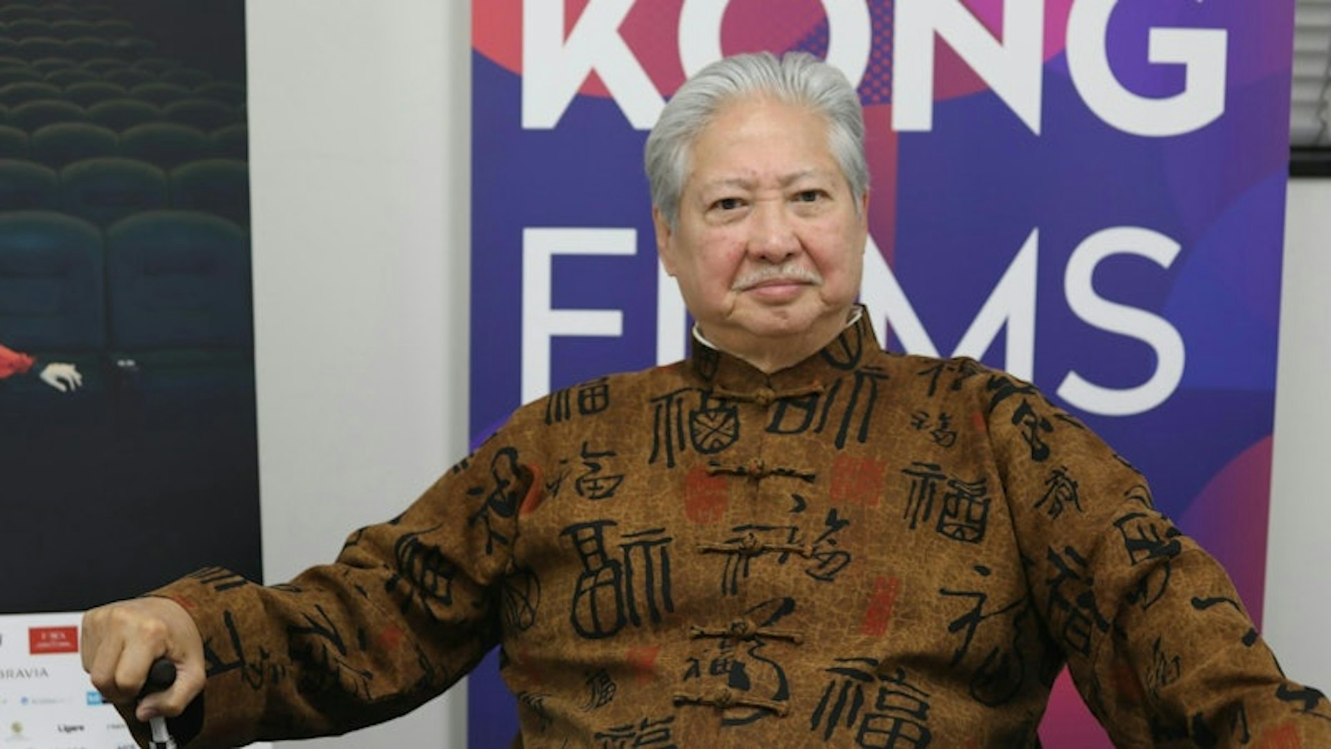 晚年兒孫滿堂！73歲影壇大哥「拄拐杖現身」腳步蹣跚　兒子「全程攙扶不喊累」網羨：又帥又孝順