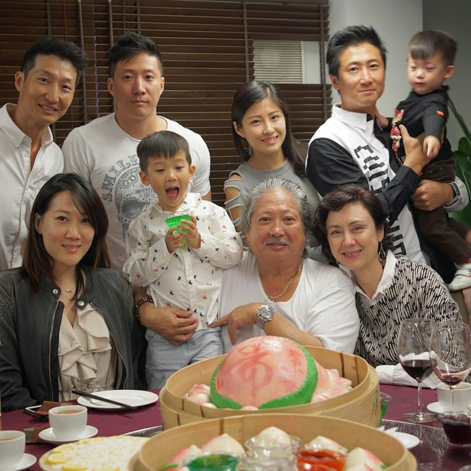 晚年兒孫滿堂！73歲影壇大哥「拄拐杖現身」腳步蹣跚　兒子「全程攙扶不喊累」網羨：又帥又孝順