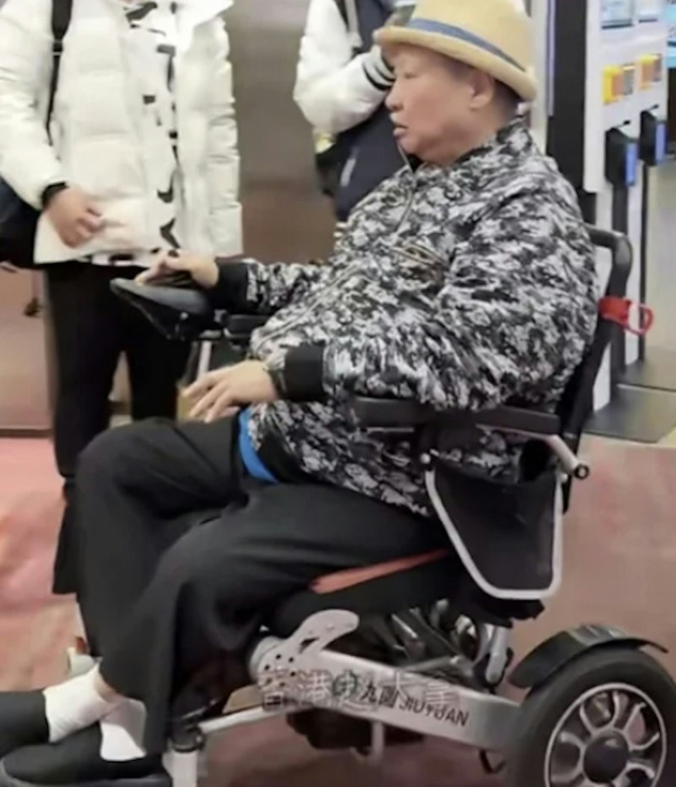 晚年兒孫滿堂！73歲影壇大哥「拄拐杖現身」腳步蹣跚　兒子「全程攙扶不喊累」網羨：又帥又孝順