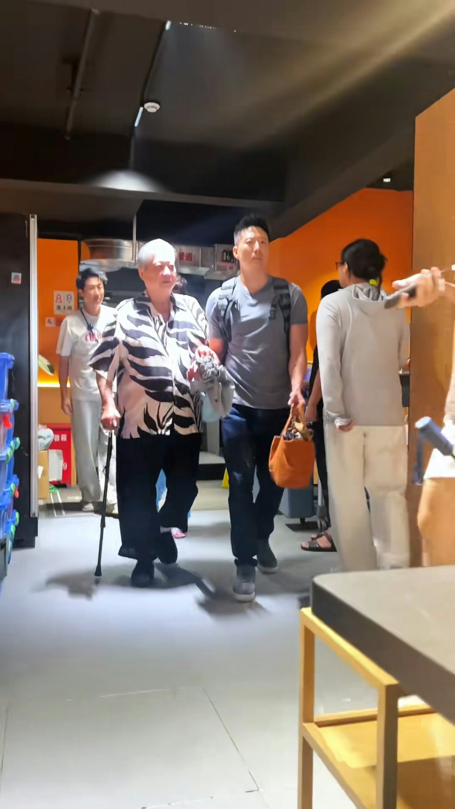 晚年兒孫滿堂！73歲影壇大哥「拄拐杖現身」腳步蹣跚　兒子「全程攙扶不喊累」網羨：又帥又孝順
