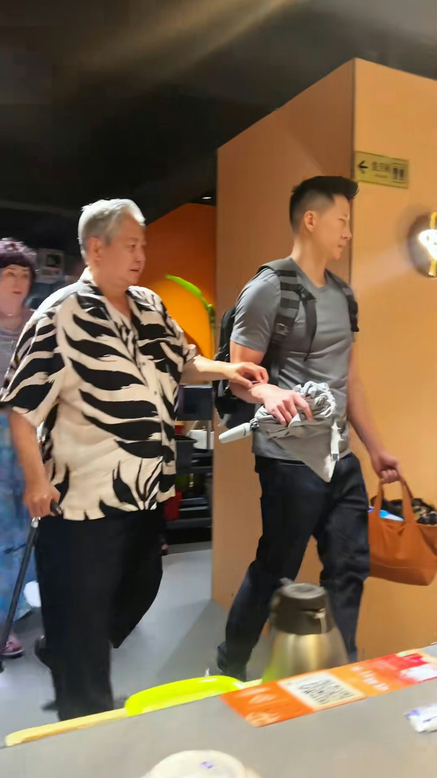 晚年兒孫滿堂！73歲影壇大哥「拄拐杖現身」腳步蹣跚　兒子「全程攙扶不喊累」網羨：又帥又孝順