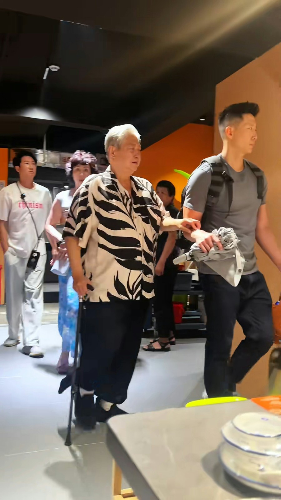 晚年兒孫滿堂！73歲影壇大哥「拄拐杖現身」腳步蹣跚　兒子「全程攙扶不喊累」網羨：又帥又孝順