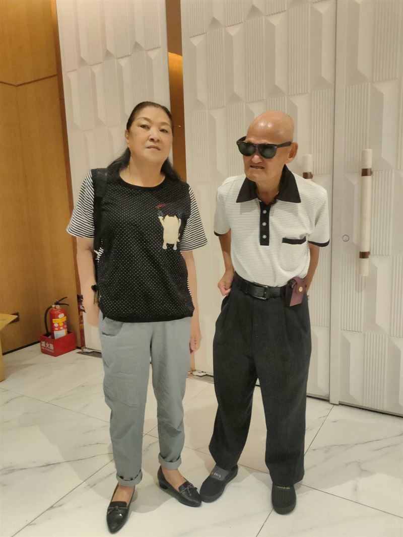 頂烈日街頭賣唱！李炳輝「坐輪椅辛苦維持家計」收入曝光　近況曝光「和妻子接連生病」