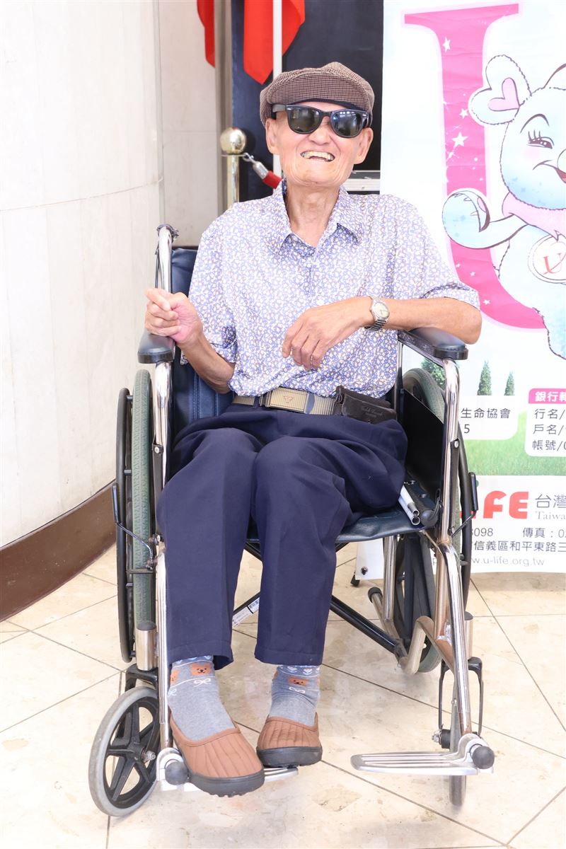 頂烈日街頭賣唱！李炳輝「坐輪椅辛苦維持家計」收入曝光　近況曝光「和妻子接連生病」
