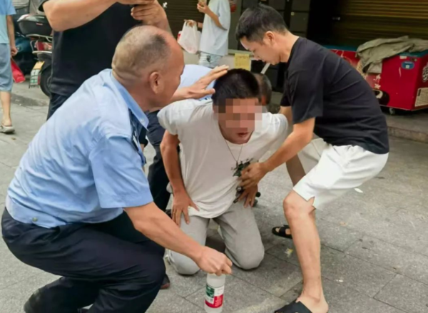 校門口驚爆「隨機砍人」！目擊者嚇傻「孩童們躺血泊中」死傷人數曝光