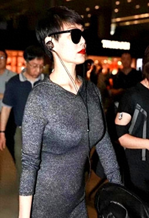 穿包臀洋裝現身！53歲資深女星「身材曲線顯現」　往下1亮點網驚呆：「勝過一票少女！」
