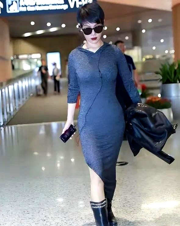 穿包臀洋裝現身！53歲資深女星「身材曲線顯現」　往下1亮點網驚呆：「勝過一票少女！」
