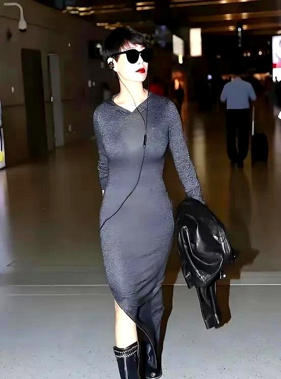 穿包臀洋裝現身！53歲資深女星「身材曲線顯現」　往下1亮點網驚呆：「勝過一票少女！」