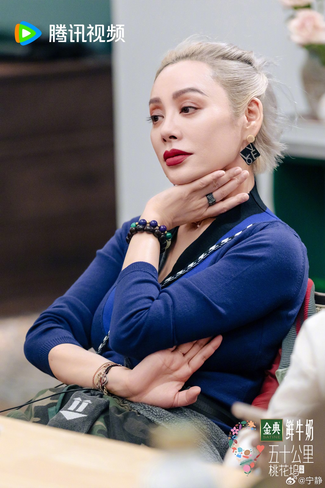 穿包臀洋裝現身！53歲資深女星「身材曲線顯現」　往下1亮點網驚呆：「勝過一票少女！」