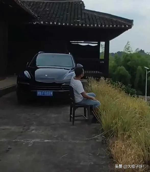 老公開10小時車「到老家卻不進門」！在門口發呆10分鐘 「只有男人才懂」