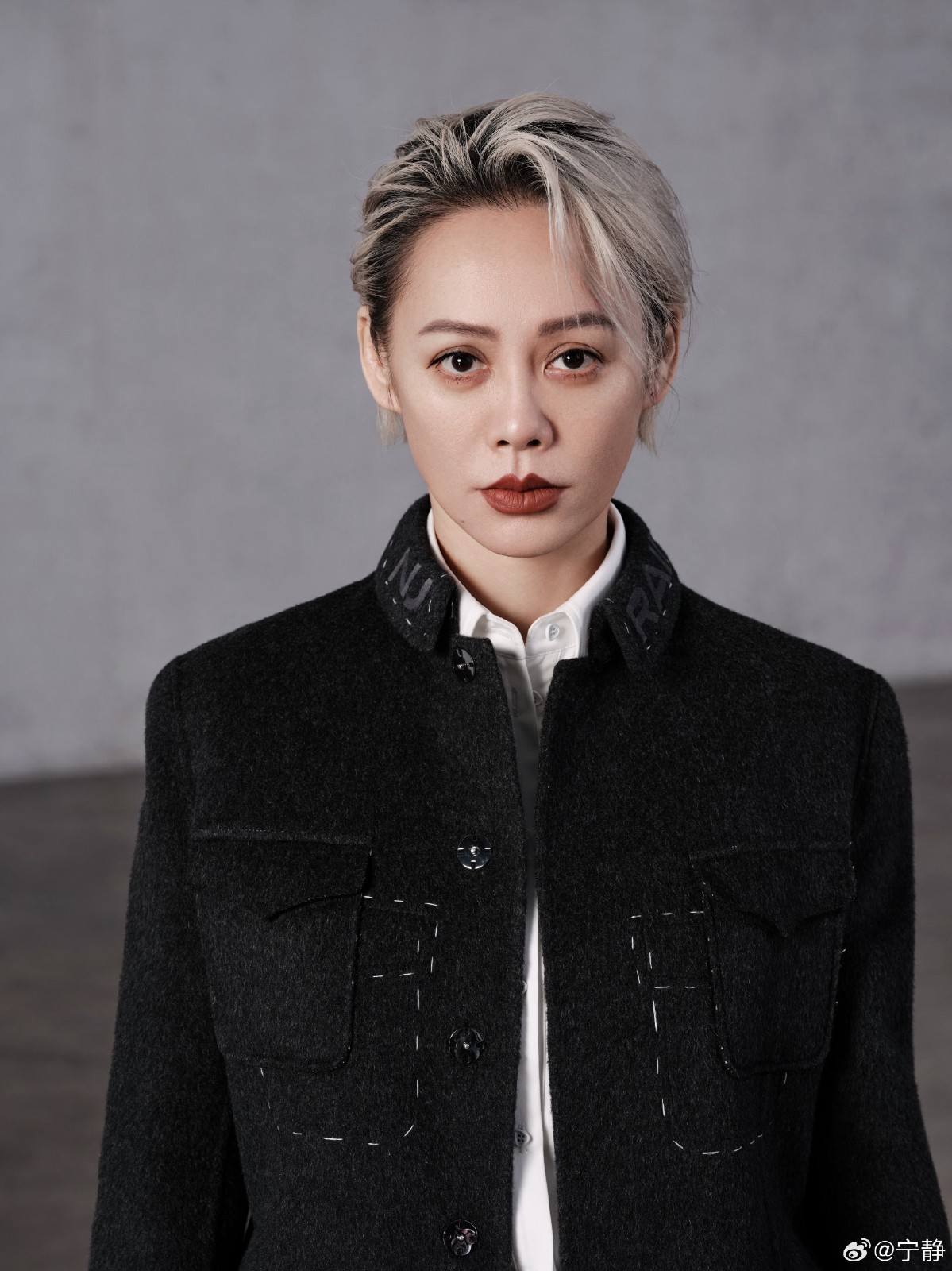 穿包臀洋裝現身！53歲資深女星「身材曲線顯現」　往下1亮點網驚呆：「勝過一票少女！」