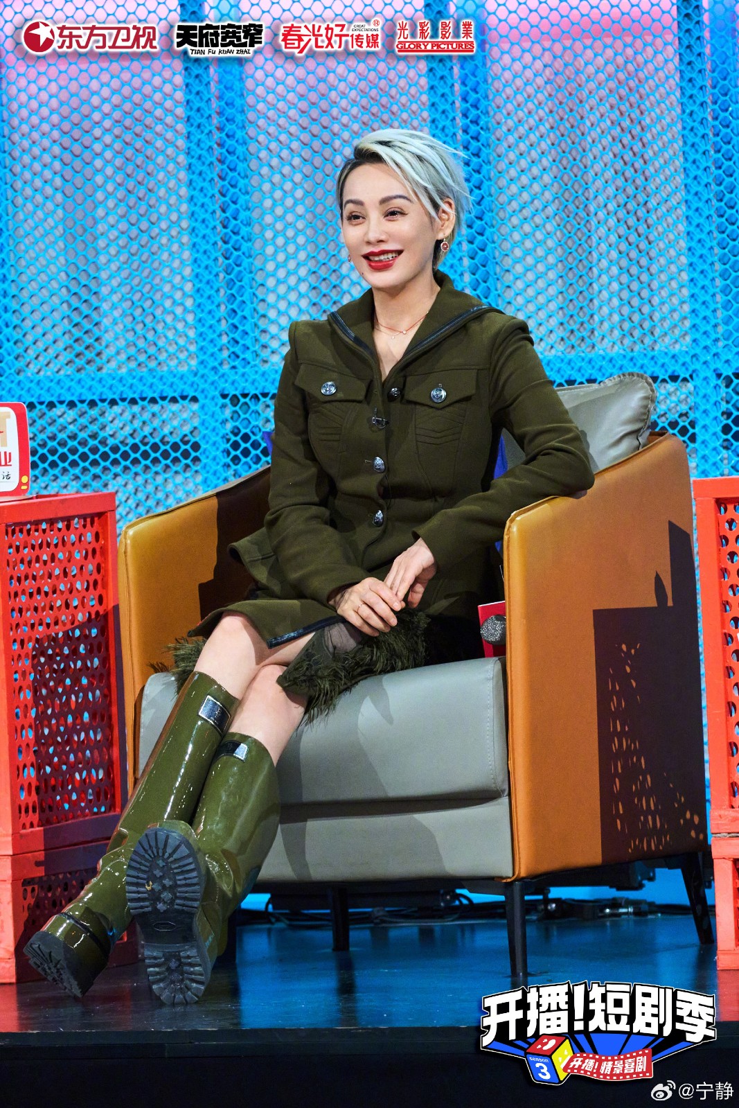 穿包臀洋裝現身！53歲資深女星「身材曲線顯現」　往下1亮點網驚呆：「勝過一票少女！」