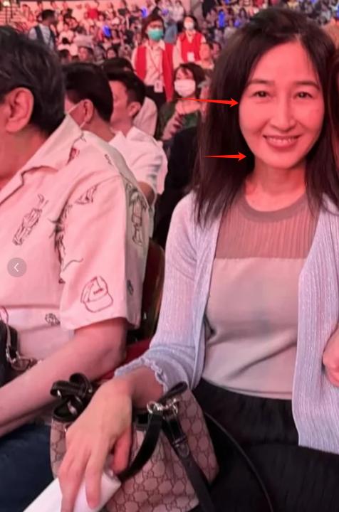 婚後淡出演藝圈！61歲天王嫂「被酸斷崖式衰老」　久違露面「把網友全看呆了」