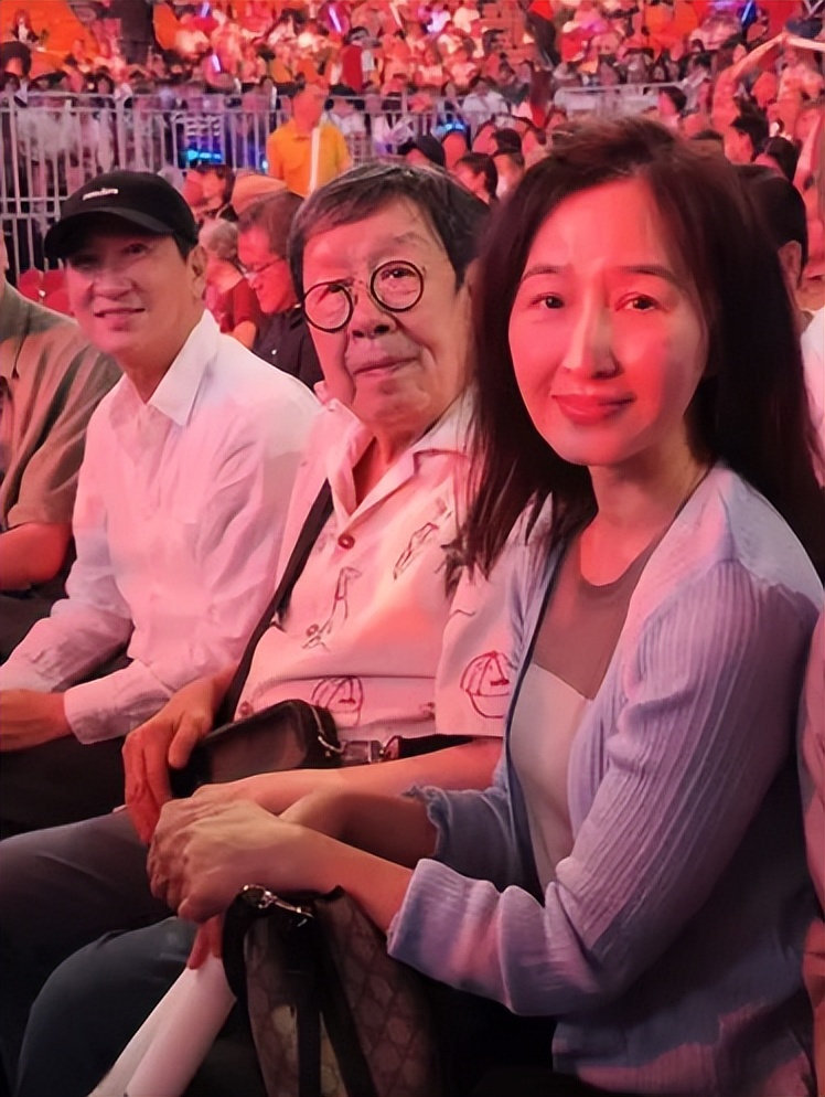 婚後淡出演藝圈！61歲天王嫂「被酸斷崖式衰老」　久違露面「把網友全看呆了」