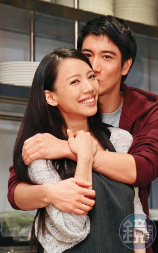 離婚4年了！王力宏無預警「合照混血嫩妹」　首度「鬆口兩人關係」超親密