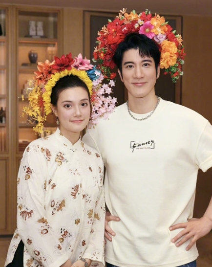 離婚4年了！王力宏無預警「合照混血嫩妹」　首度「鬆口兩人關係」超親密
