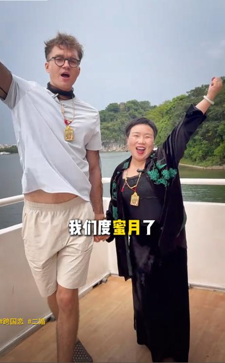 同學變繼父！195cm俄羅斯帥哥「娶大20歲學弟媽媽」　剛度蜜月「又公開1驚喜」網感嘆：一定是真愛