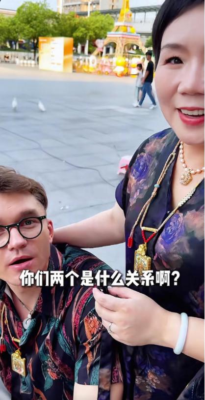 同學變繼父！195cm俄羅斯帥哥「娶大20歲學弟媽媽」　剛度蜜月「又公開1驚喜」網感嘆：一定是真愛