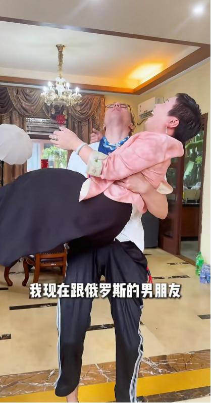 同學變繼父！195cm俄羅斯帥哥「娶大20歲學弟媽媽」　剛度蜜月「又公開1驚喜」網感嘆：一定是真愛