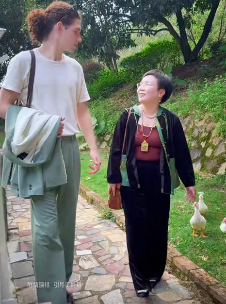 同學變繼父！195cm俄羅斯帥哥「娶大20歲學弟媽媽」　剛度蜜月「又公開1驚喜」網感嘆：一定是真愛