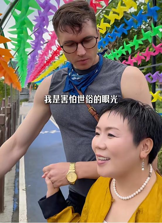 同學變繼父！195cm俄羅斯帥哥「娶大20歲學弟媽媽」　剛度蜜月「又公開1驚喜」網感嘆：一定是真愛