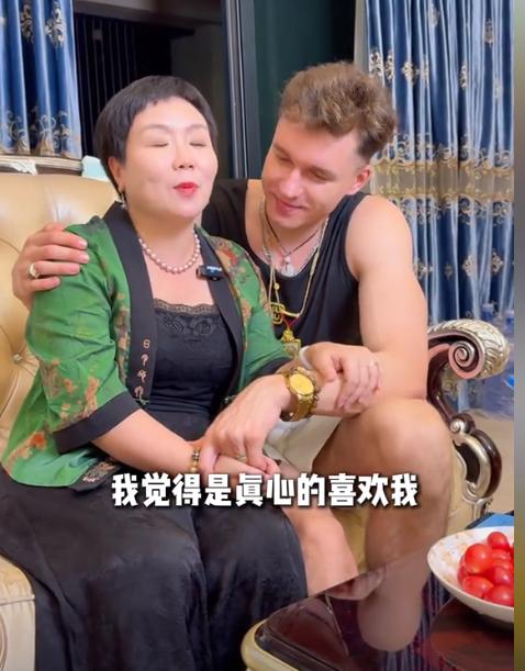 同學變繼父！195cm俄羅斯帥哥「娶大20歲學弟媽媽」　剛度蜜月「又公開1驚喜」網感嘆：一定是真愛