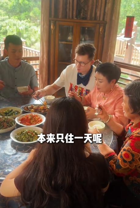 同學變繼父！195cm俄羅斯帥哥「娶大20歲學弟媽媽」　剛度蜜月「又公開1驚喜」網感嘆：一定是真愛