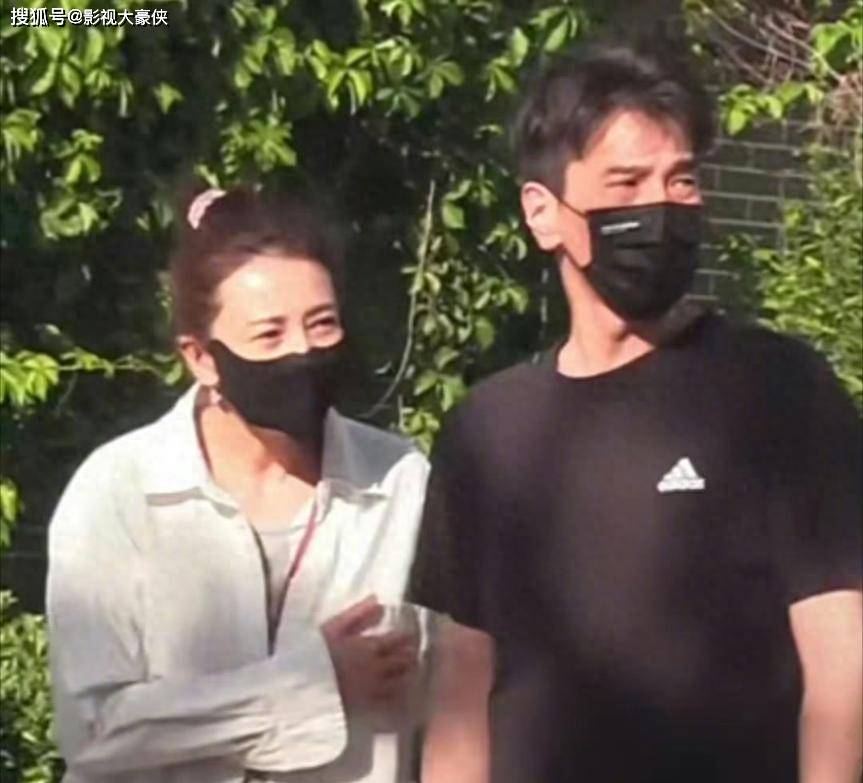 大咖姐弟戀夫妻被拍！「甜蜜挽手9年如一日」網羨： 這才是我要的愛情