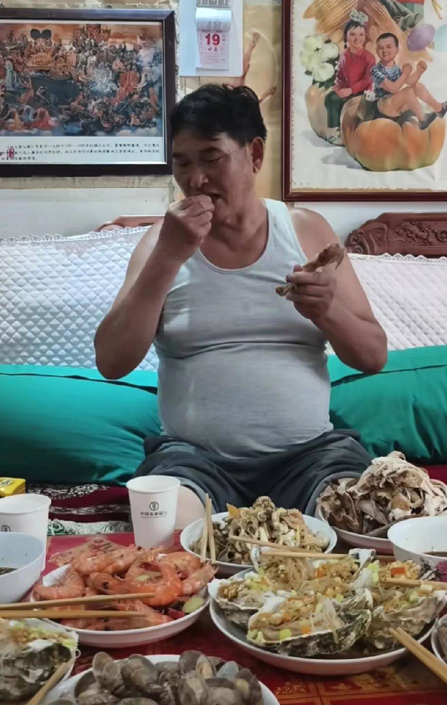 靠一首歌一炮而紅！55歲知名歌手「如今退出演藝圈」　網搖頭「胖成一顆球」健康狀態引擔憂