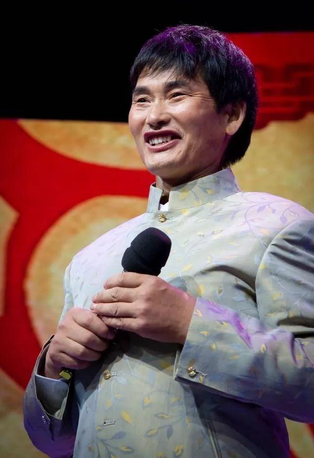 靠一首歌一炮而紅！55歲知名歌手「如今退出演藝圈」　網搖頭「胖成一顆球」健康狀態引擔憂