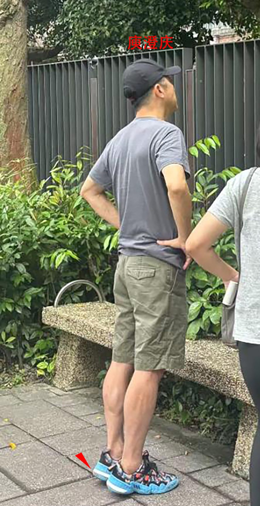 有過失敗婚姻！64歲台灣歌王「二婚生下兒女」低調幸福　接女兒放學「校外1動作」盡顯慈父風範