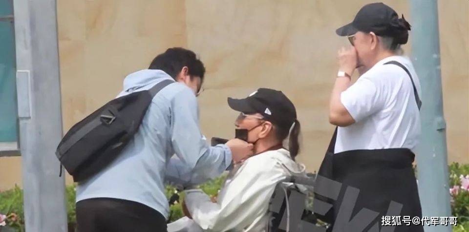 曾交往小49歲嫩妹！資深男星自認是「不合格的父親」一生風流多情　如今「88歲虛弱癱坐輪椅」