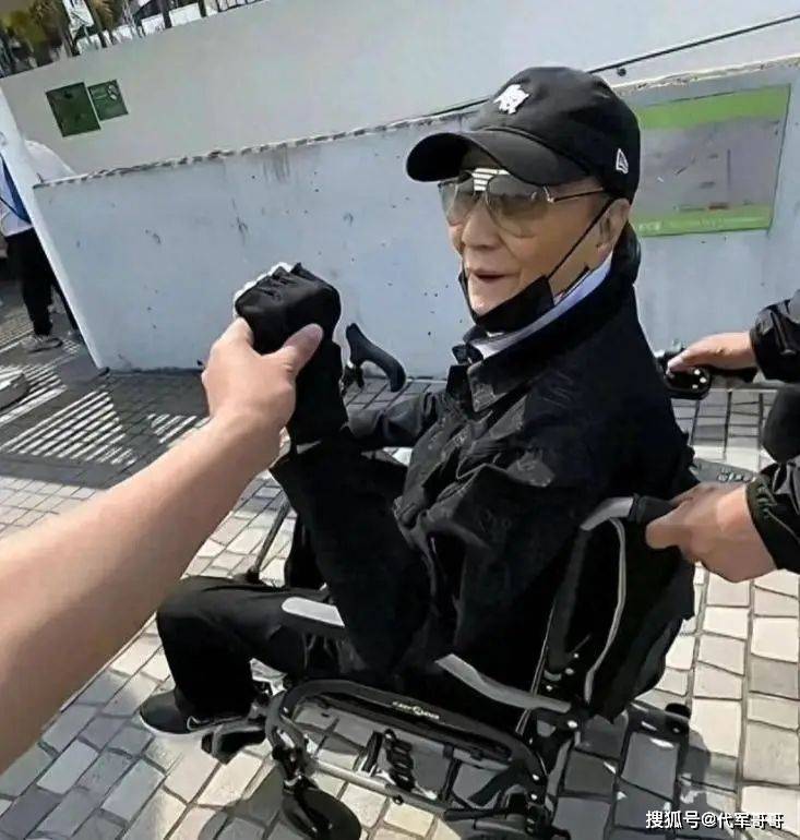 曾交往小49歲嫩妹！資深男星自認是「不合格的父親」一生風流多情　如今「88歲虛弱癱坐輪椅」