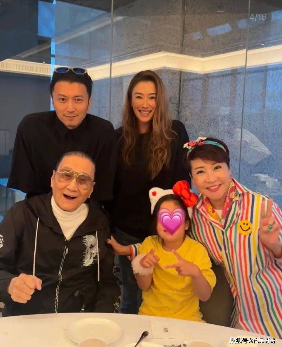 曾交往小49歲嫩妹！資深男星自認是「不合格的父親」一生風流多情　如今「88歲虛弱癱坐輪椅」