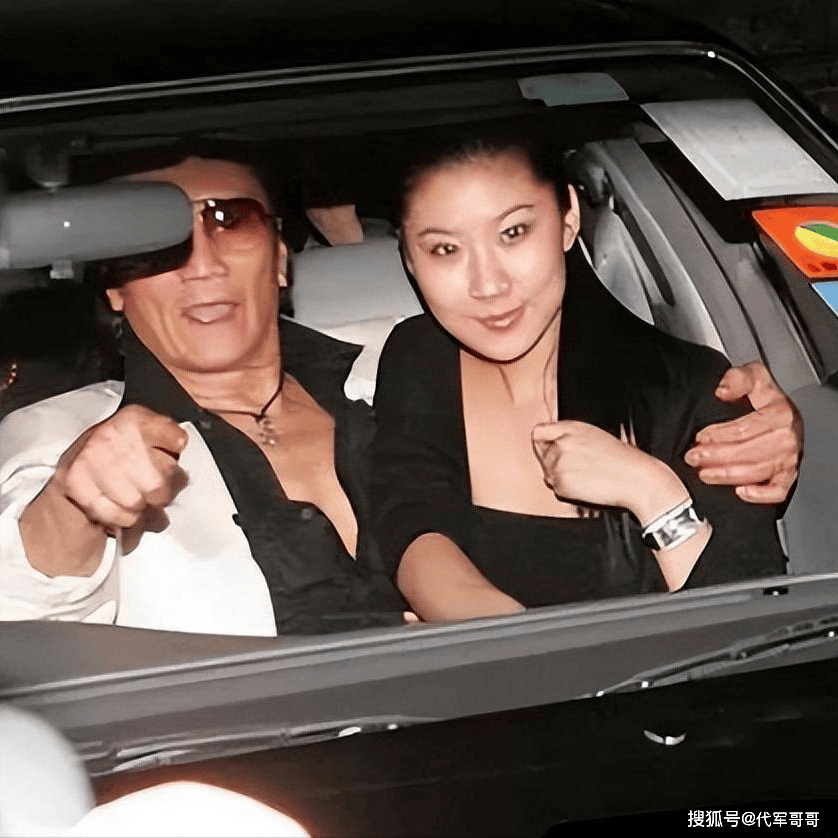 曾交往小49歲嫩妹！資深男星自認是「不合格的父親」一生風流多情　如今「88歲虛弱癱坐輪椅」