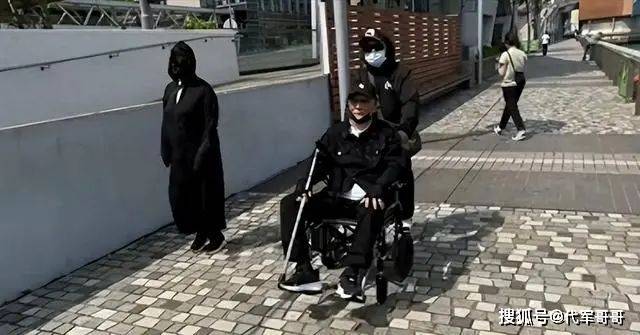 曾交往小49歲嫩妹！資深男星自認是「不合格的父親」一生風流多情　如今「88歲虛弱癱坐輪椅」