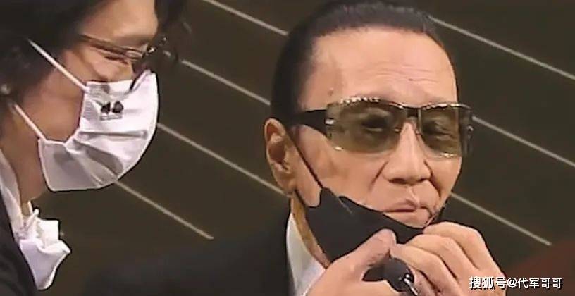 曾交往小49歲嫩妹！資深男星自認是「不合格的父親」一生風流多情　如今「88歲虛弱癱坐輪椅」