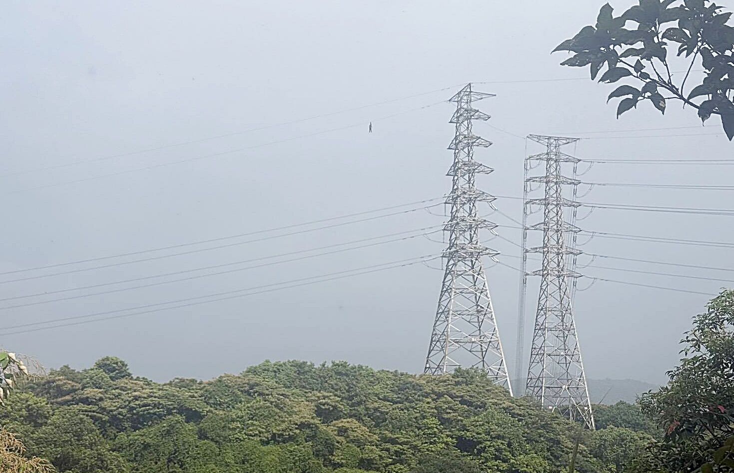 桃園男屍「掛在20層樓高電塔」至少死3天！警方「一查身分錯愕」：不是台電人員...