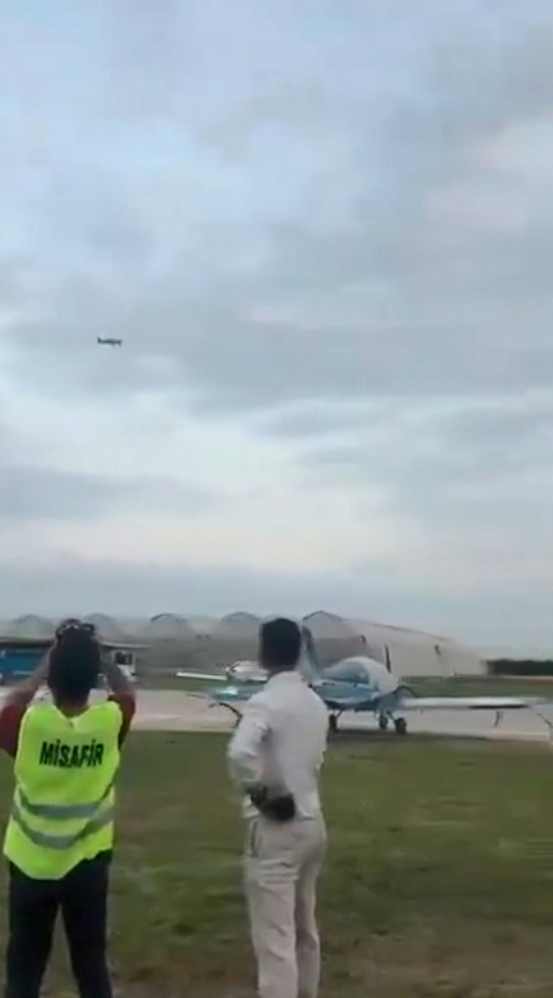 浪漫空中求婚她大喊願意！下秒「飛機竟失控墜毀」影片全程拍下後續曝光