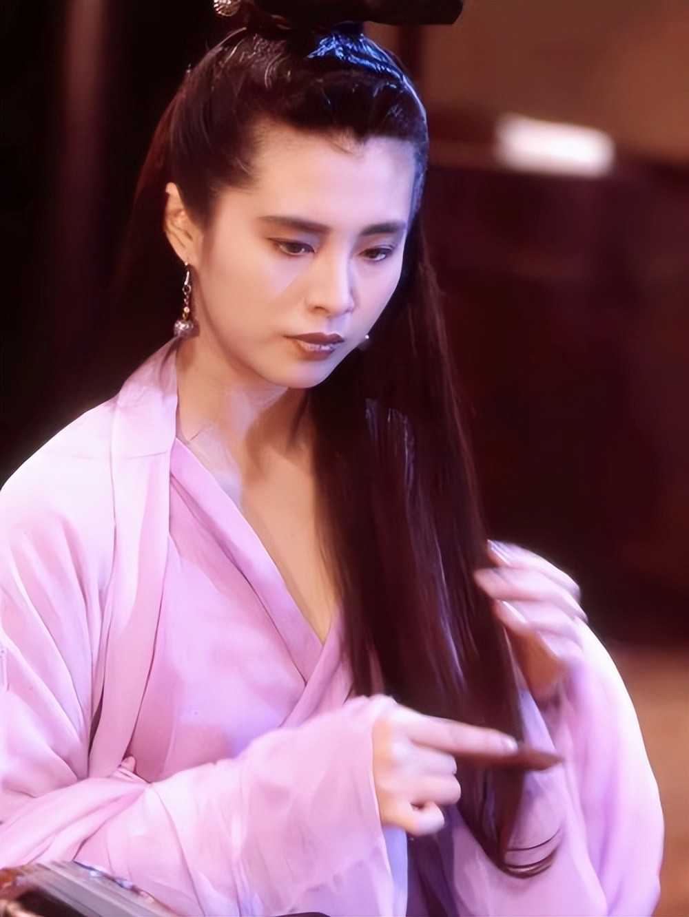 第一美女變大媽！58歲資深女星「素顏逛超市被目擊」　網酸「肚子肉擠出一圈」：女神形象不再