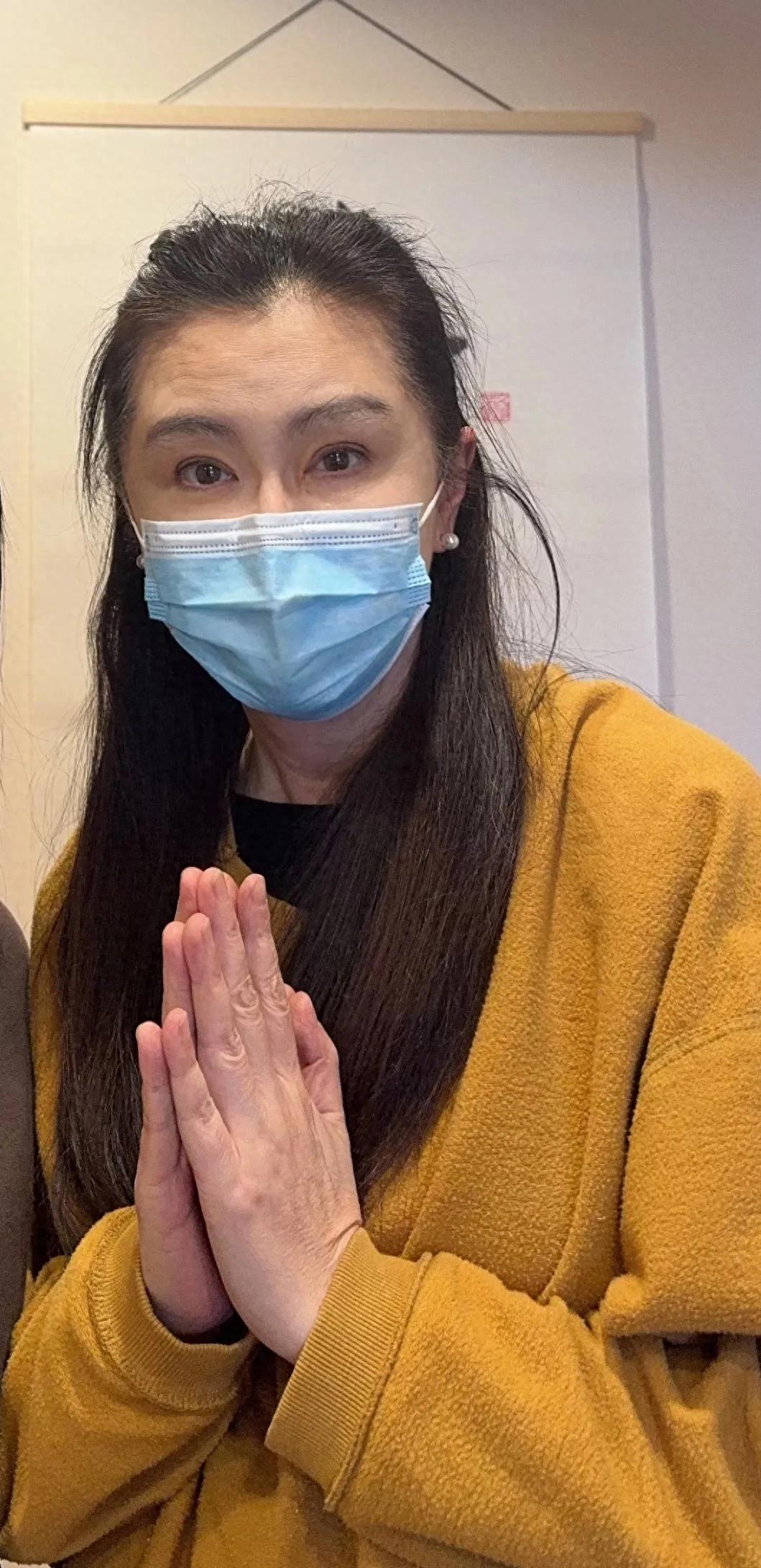 第一美女變大媽！58歲資深女星「素顏逛超市被目擊」　網酸「肚子肉擠出一圈」：女神形象不再
