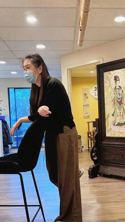 第一美女變大媽！58歲資深女星「素顏逛超市被目擊」　網酸「肚子肉擠出一圈」：女神形象不再