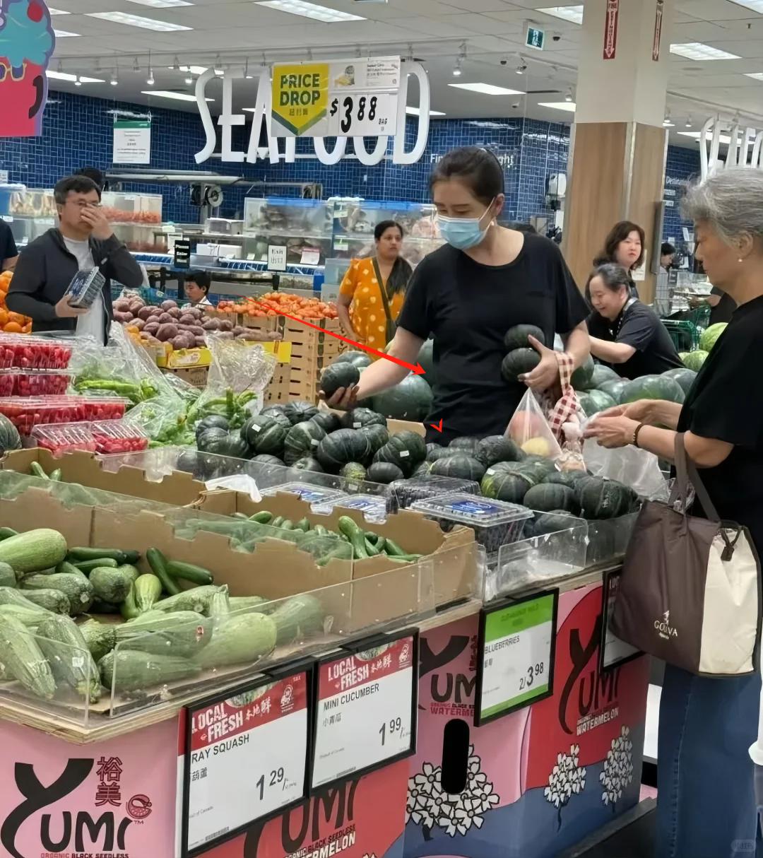 第一美女變大媽！58歲資深女星「素顏逛超市被目擊」　網酸「肚子肉擠出一圈」：女神形象不再