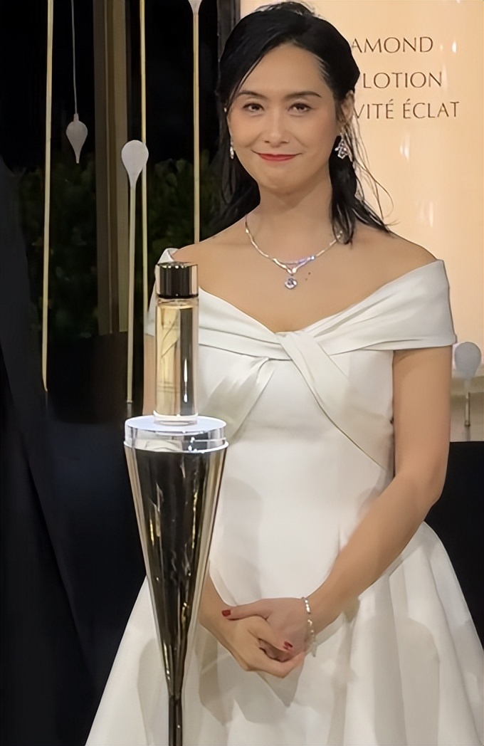 第一美女變大媽！58歲資深女星「素顏逛超市被目擊」　網酸「肚子肉擠出一圈」：女神形象不再
