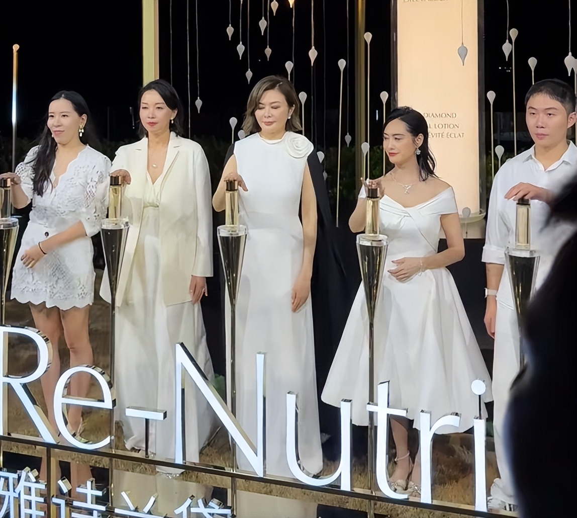 第一美女變大媽！58歲資深女星「素顏逛超市被目擊」　網酸「肚子肉擠出一圈」：女神形象不再